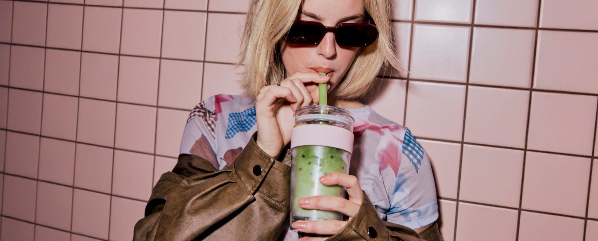 Woman holding KeepCup Cold Cup Longplay Pashmak Pink 16oz with iced matcha